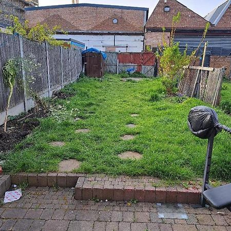 Single Bedroom Near London Seven Kings Train Station Ilford Exterior photo