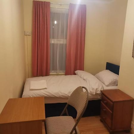 Single Bedroom Near London Seven Kings Train Station Ilford Exterior photo